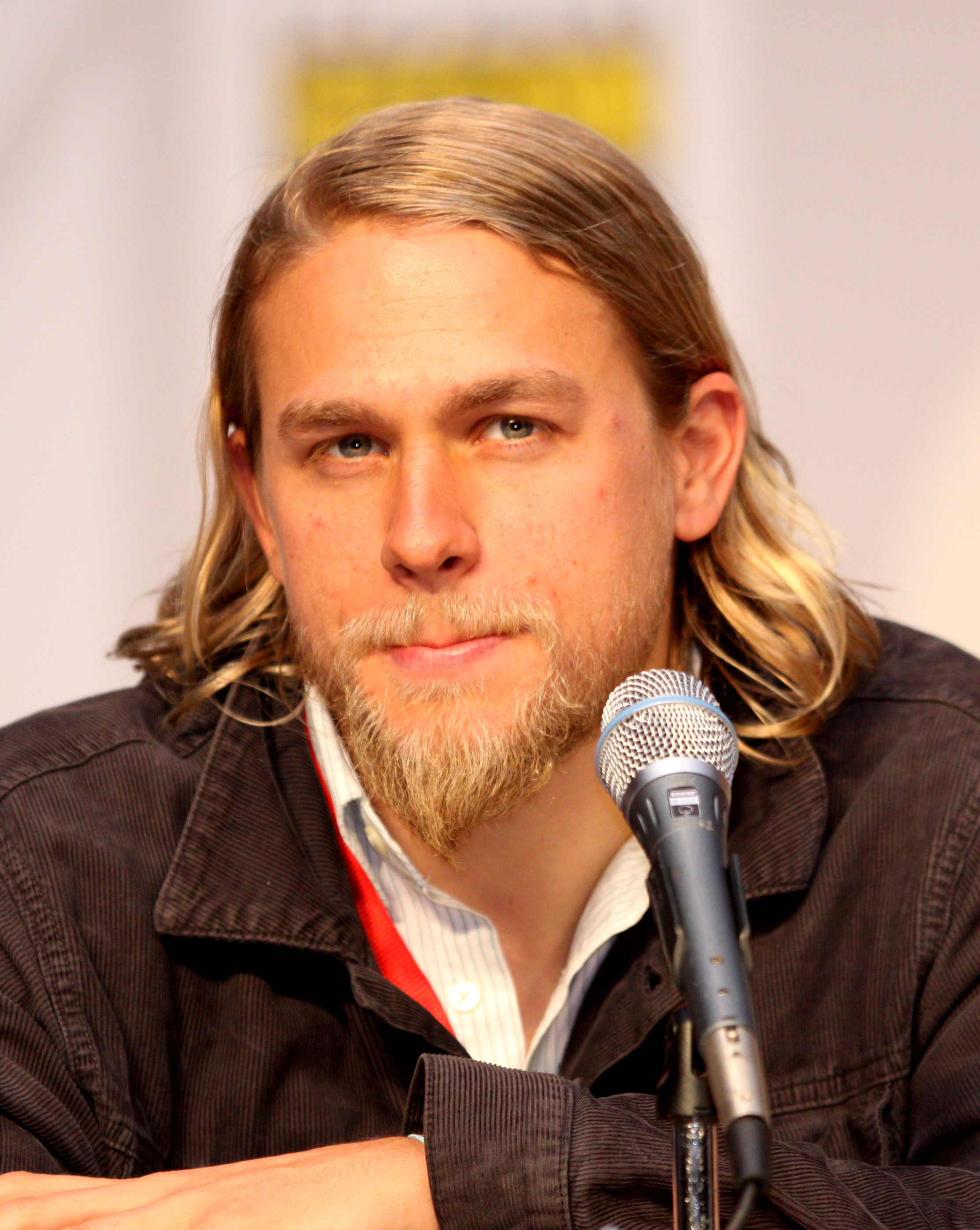 Charlie_Hunnam_by_Gage_Skidmore